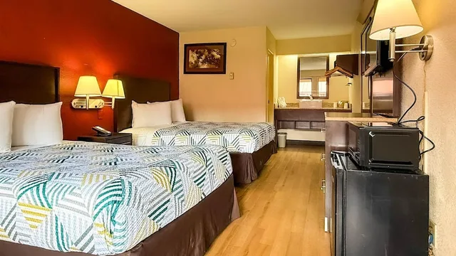 Deluxe, 2 Double Beds, Accessible, Motel 6 Atlanta Smyrna / Ballpark 3/6