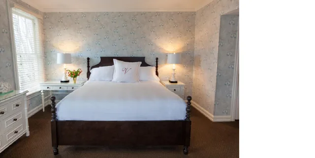Middle, King Bed، Virginia Hotel 1/1