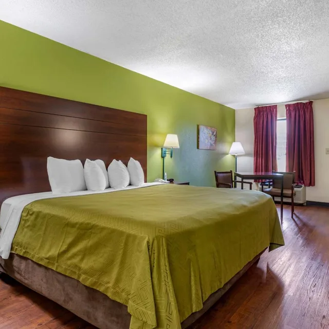 غرفة بسرير كينج بحوض جاكوزي، Econo Lodge Fayetteville, NC 1/6