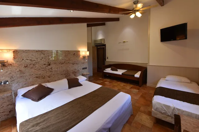 Room, Triple, 1 King and 1 Single Beds, Les Jardins De La Glaciere 2/7