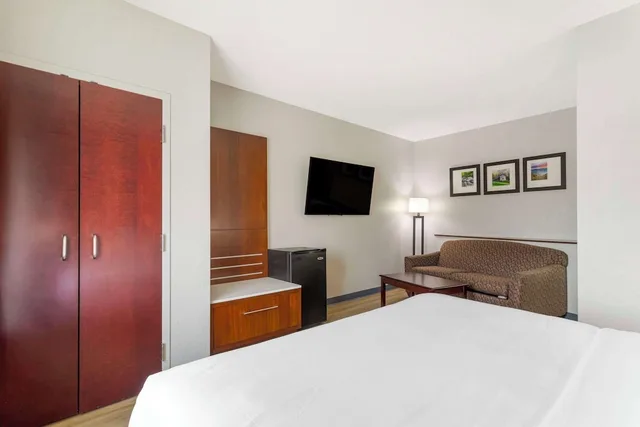 جناح بسرير كينج مع أريكة، Comfort Suites Kodak Sevierville 2/5