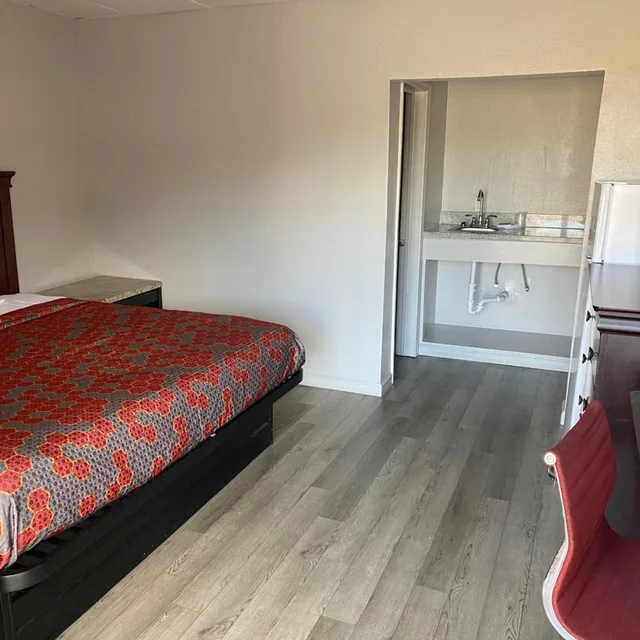غرفة بسرير كينج للمدخنين، Studio Suites Extended Stay 3/5