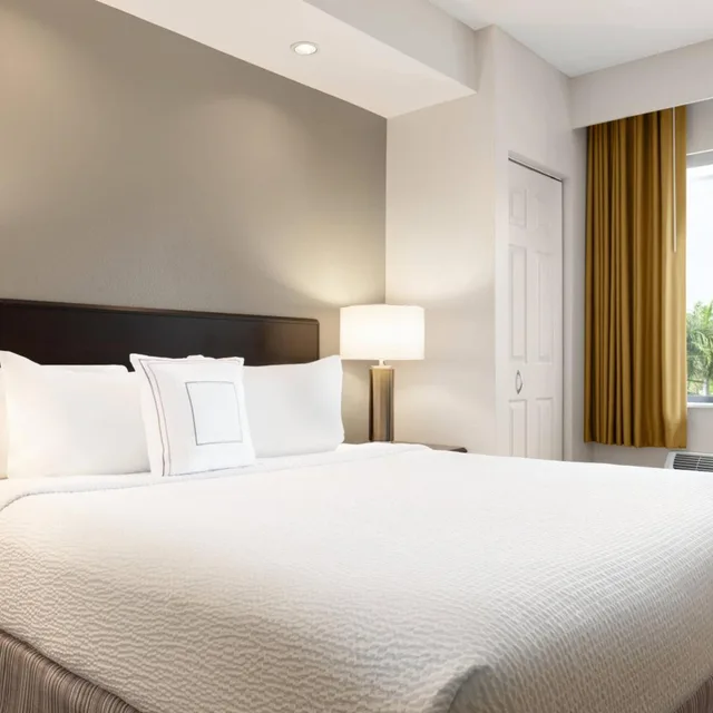 جناح بسرير كينج مع سرير سحّاب إضافي مع أريكة بحوض استحمام لذوي الإعاقة، SPRINGHILL SUITES BY MARRIOTT WEST PALM BEACH I-95 1/5