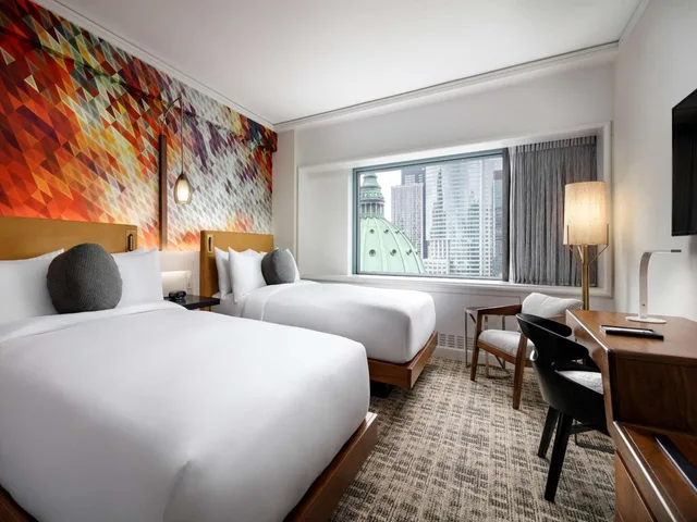 Fairmont, Double Bed, with View، Fairmont The Queen Elizabeth 1/3