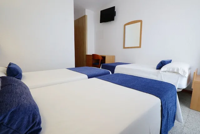 غرفة بثلاثة أسرّة بإطلالة على البحر مع سرير إضافي، Hotel Internacional Calella 7/10