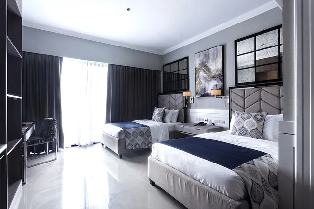 غرفة بريميير بسريرين مزدوجين بشرفة، Stonehill Suites 1/2