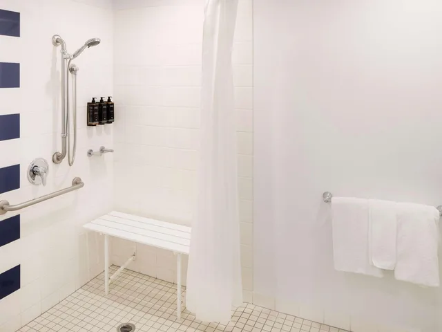 Superior, Double Bed, Accessible, Mercure Sydney Bankstown 6/6