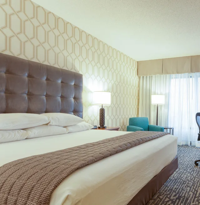 Room, King Bed, High Floor, Drury Plaza Hotel St Louis Chesterfield 3/9