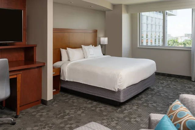 غرفة بسرير كينج لذوي الإعاقة، Courtyard Miami Airport 2/9