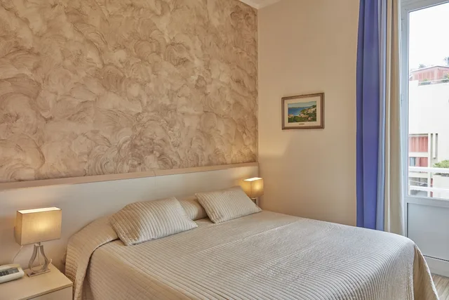 غرفة بثلاثة أسرّة بإطلالة جزئية على البحر، Hotel Celeste 1/4