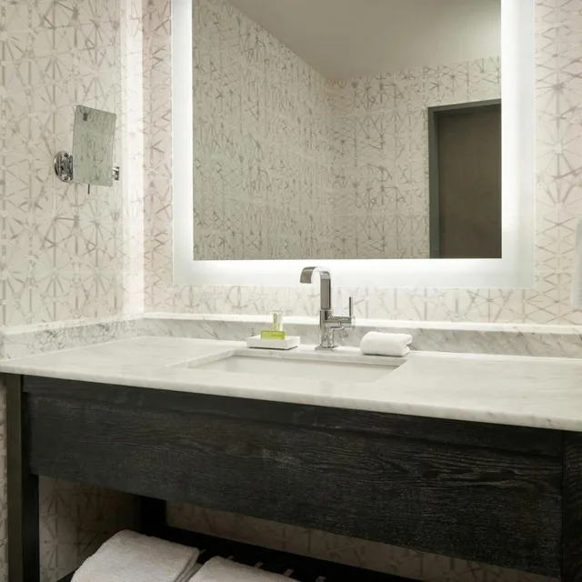 1 Bedroom, Suite, King Bed, Atrium View, Sofa, Accessible، Le Meridien Philadelphia 5/10