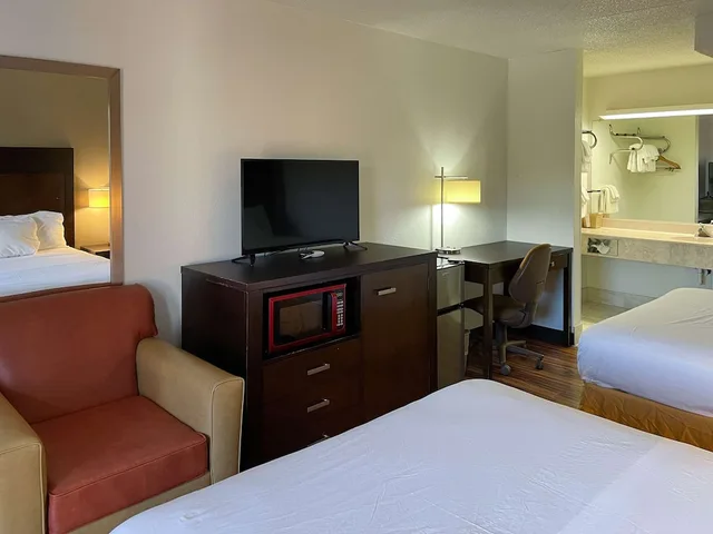 غرفة قياسية بسريرين كوين للمدخنين، Motel6 Fancy Gap, VA 3/6