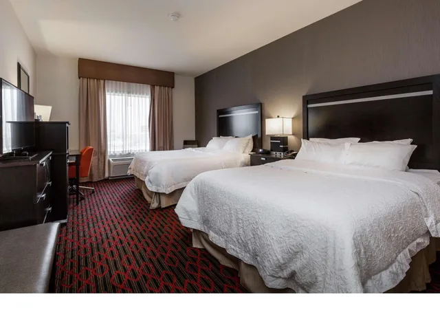 غرفة بسرير كينج وسريرين كوين، Hampton Inn and Suites by Hilton Lethbridge 2/2