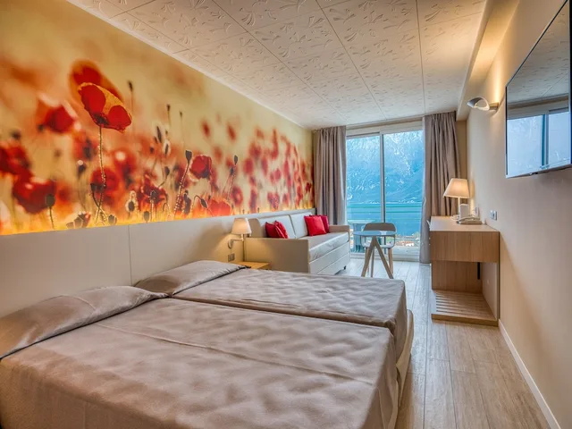 غرفة بانورامية بسرير مزدوج بإطلالة على البحيرة بشرفة، Hotel Cristina 6/10