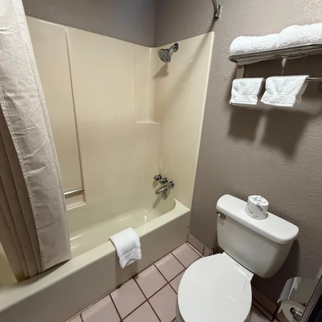 غرفة بسرير كينج للمدخنين، Colonial Inn 4/6