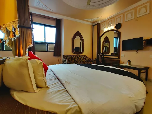 غرفة ديلوكس رباعية بسرير كوين، Hotel Pratap Heritage 2/5