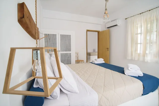 شقة بسرير كوين وسريرين منفصلين بإطلالة على الحديقة بغرفة نوم واحدة، Santorini Crystal Blue 1/1