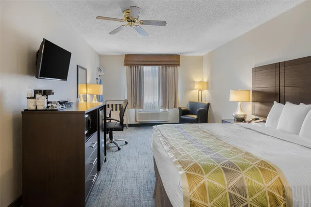 غرفة بسرير كوين بحوض استحمام لذوي الإعاقة، SureStay Plus by Best Western Montrose 1/6
