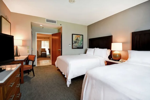 جناح بسريرين كوين، Embassy Suites Little Rock 1/3
