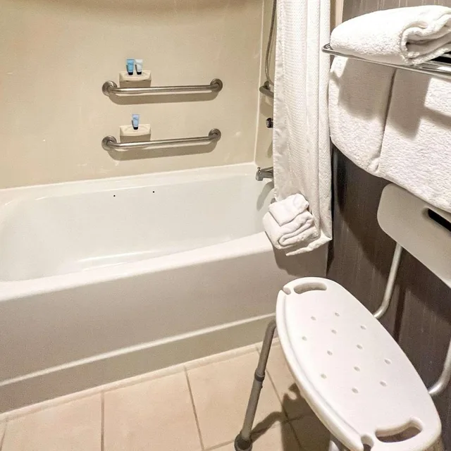 غرفة بسرير كينج بحوض استحمام لذوي الإعاقة، Country Inn & Suites by Radisson, Columbus-Edinburgh 10/10