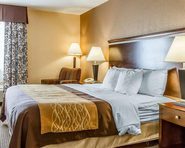 غرفة بسرير كينج، Quality Inn & Suites Mount Pleasant 3/3