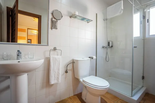 Room, 4 Beds, Two Extra Beds، EL HOSTAL PUERTA BISAGRA. 7/9