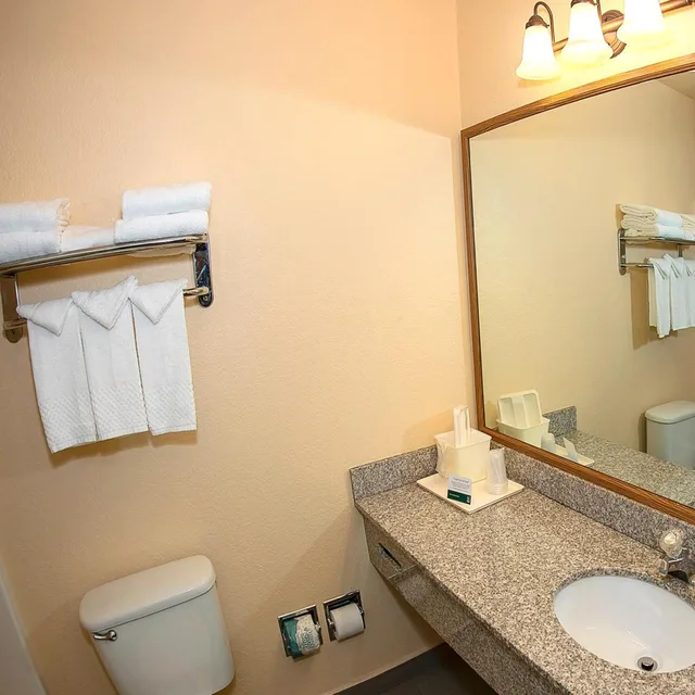 غرفة بسريرين كوين بشرفة، Quality Inn & Suites Crescent City Redwood Coast 4/6