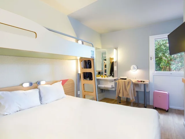 غرفة ثلاثية بسرير مزدوج وسرير بطابقين، Ibis Budget Cavaillon 4/10