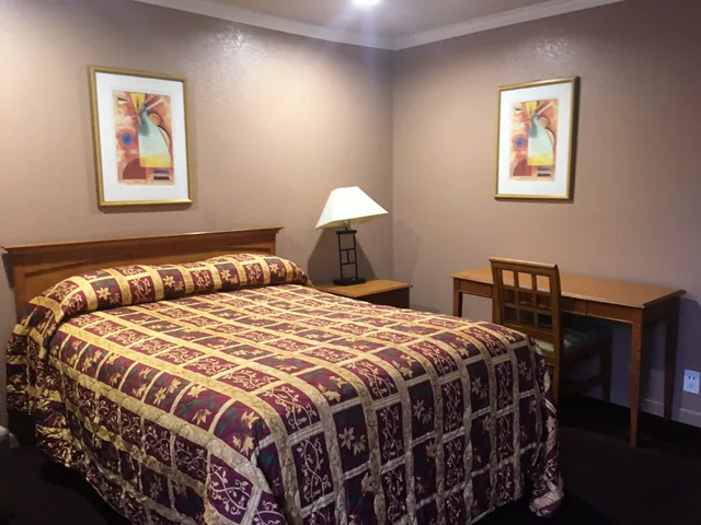 غرفة بسرير كوين، Mission Motel 1/2