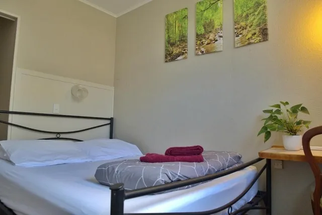 غرفة بسرير مزدوج بحمام مشترك، Ariki Backpackers 3/6