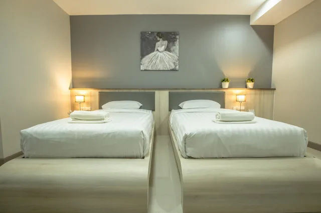 غرفة قياسية بسريرين منفصلين بشرفة، Central Place Serviced Apartment Angsila 1/1