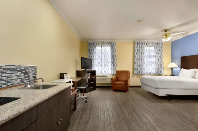 جناح بسرير كينج، Days Inn and Suites by Wyndham Euless DFW Airport South 1/6