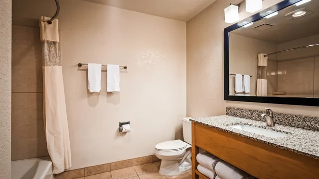 غرفة قياسية بسرير كينج بمطبخ صغير، Best Western Plus Executive Inn & Suites 6/7