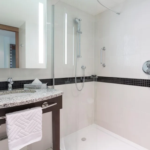 غرفة بسرير كوين بإطلالة على المدينة مع أريكة، HAMPTON BY HILTON WARSAW CITY CENTRE 3/5