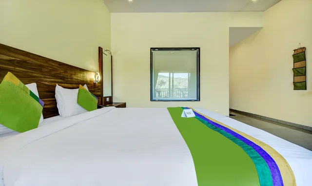 غرفة ديلوكس بسرير كوين بشرفة، Treebo Jp Cottage 3/5