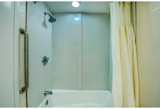 1 King Bed - Mob Acc RI Shwr Nsmk Micfridg، Motel6 Atlanta, GA - Midtown 4/4