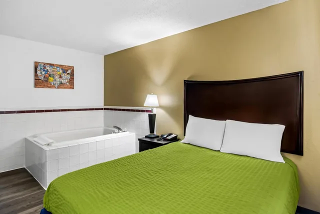 غرفة بسرير كوين بحوض جاكوزي، Econo Lodge Inn & Suites Auburn, MI 2/8