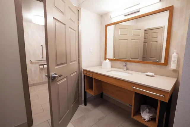 جناح لذوي الإعاقة، Hampton Inn Salt Lake City North 7/8