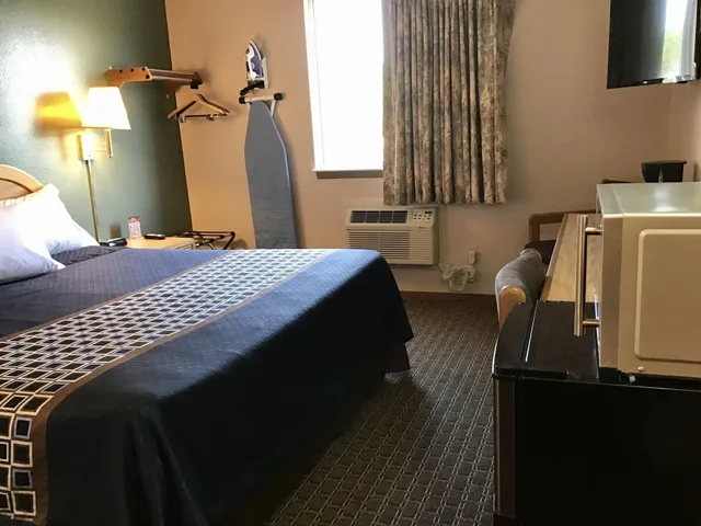 غرفة بسرير كينج، Travelodge by Wyndham Worland 2/7