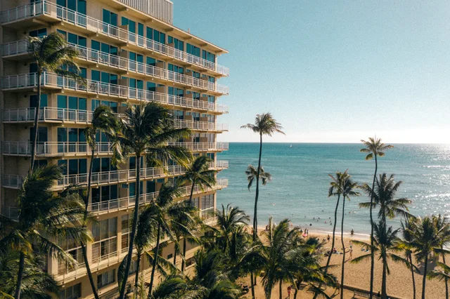 جناح كلاسيكي بسرير كينج بغرفة نوم واحدة مع أريكة بمنطقة جلوس، Kaimana Beach Hotel 1/1
