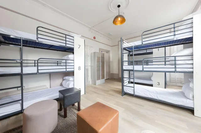 Private, 6 Beds، Publove the Green Man Hostel 1/1