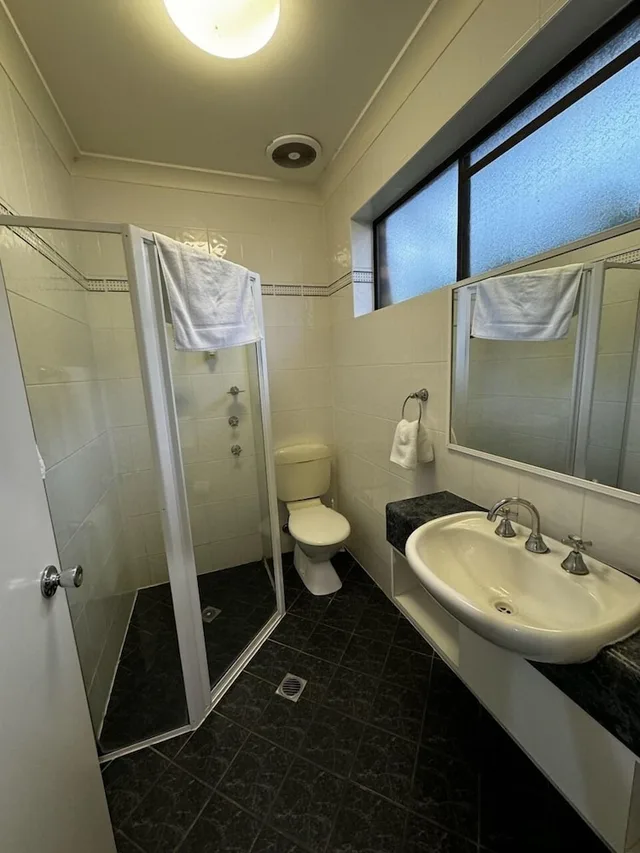 غرفة عائلية بسرير كوين وسريرين منفصلين، Acacia Motel Griffith 3/3