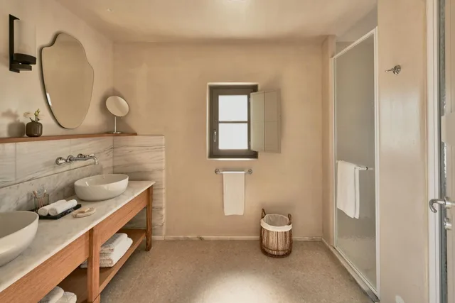 جناح كبير بسرير كينج بإطلالة على البحر بغرفة نوم واحدة، Cosme, a Luxury Collection Resort, Paros 2/4
