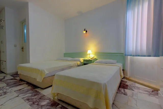 غرفة ثلاثية، Mandal Inn Hotel 5/9