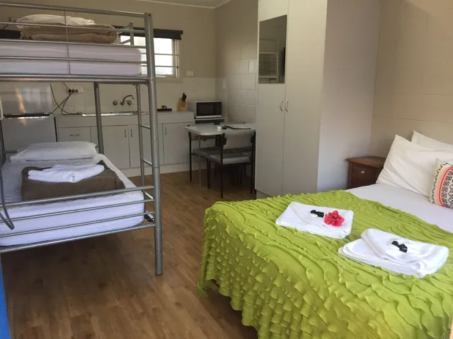 استوديو بسرير كوين وسرير بطابقين بحمام مشترك بمطبخ صغير، Nobby Beach Holiday Village 4/8