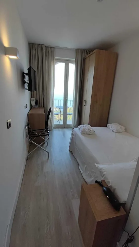غرفة أساسية بإطلالة على البحر بشرفة مفردة بسرير فردي، Splendid Hotel Taormina 1/3