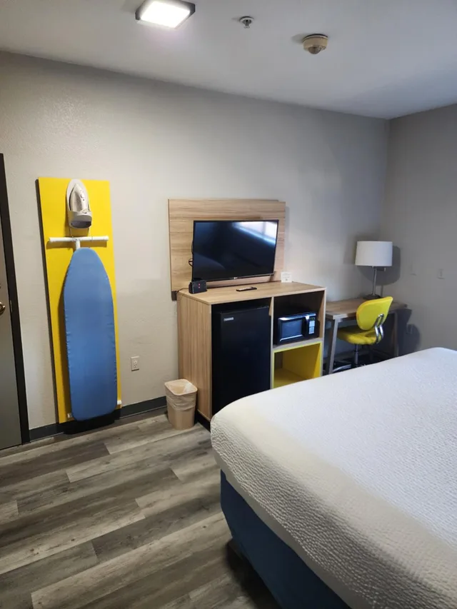 غرفة بسرير كينج بحوض استحمام لذوي الإعاقة، Days Inn & Suites by Wyndham Tucson/Marana 4/7