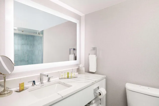 جناح بسرير كينج بغرفة نوم واحدة مع أريكة، Hilton Los Angeles Culver City 2/3
