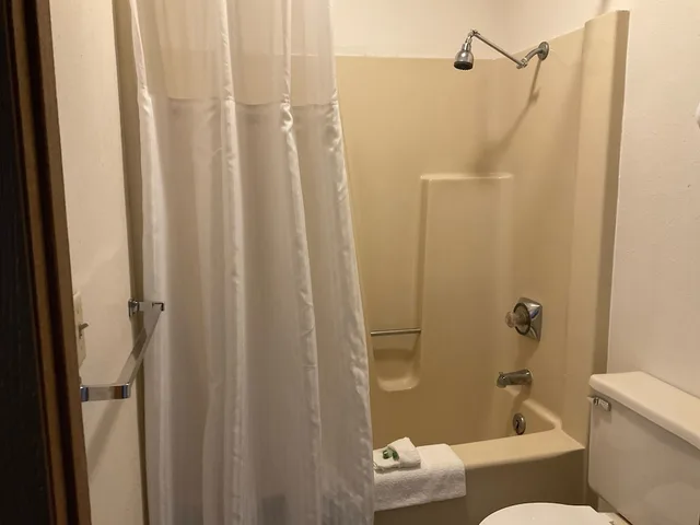 Deluxe, Suite, Queen Bed, Hot Tub, Great Northern Motel 3/3