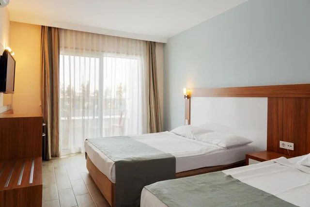غرفة ثلاثية بإطلالة على المسبح، Konaktepe Hotel 1/3